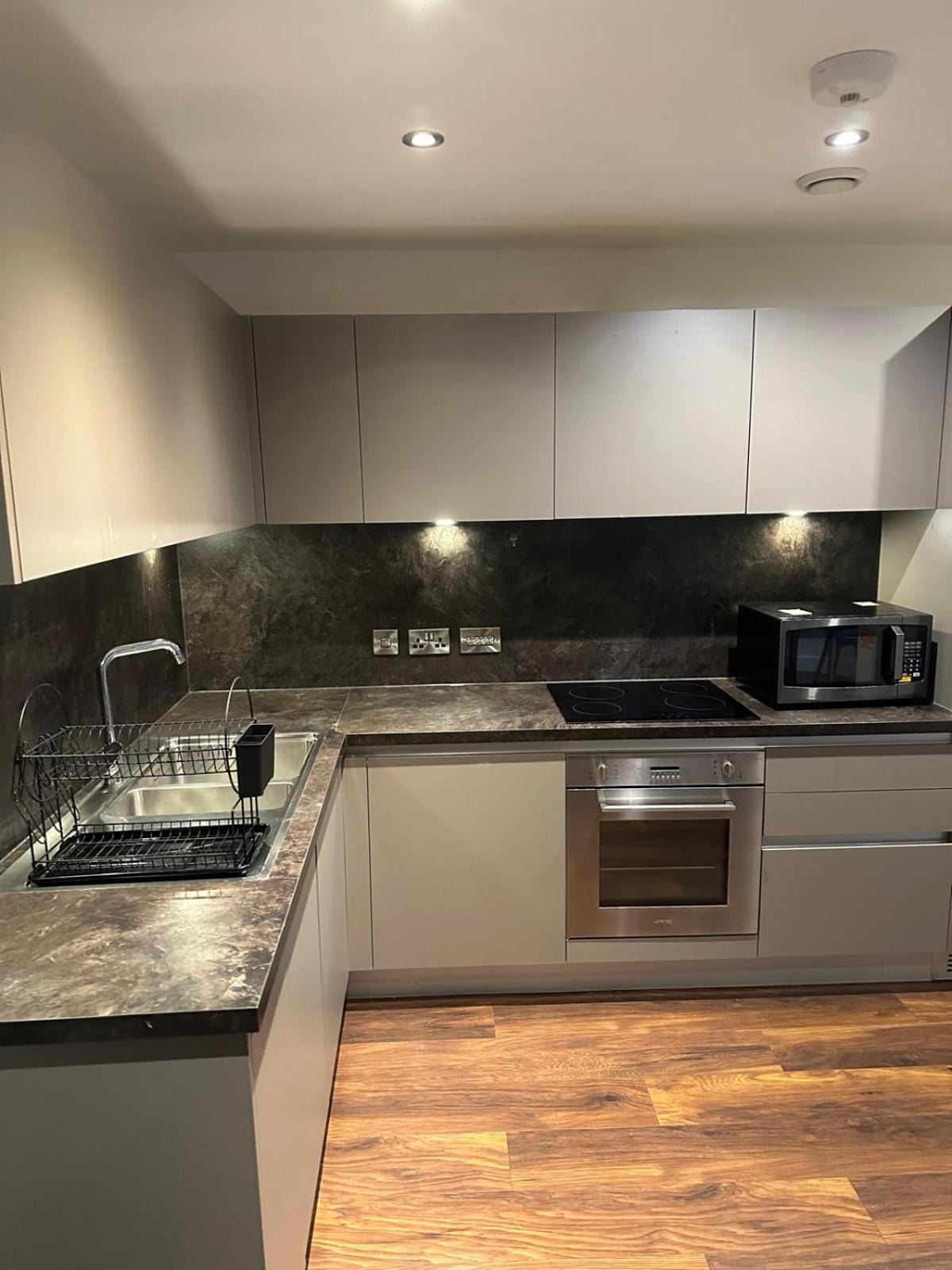 2 Bed Spacious Flat - Canal View Manchester