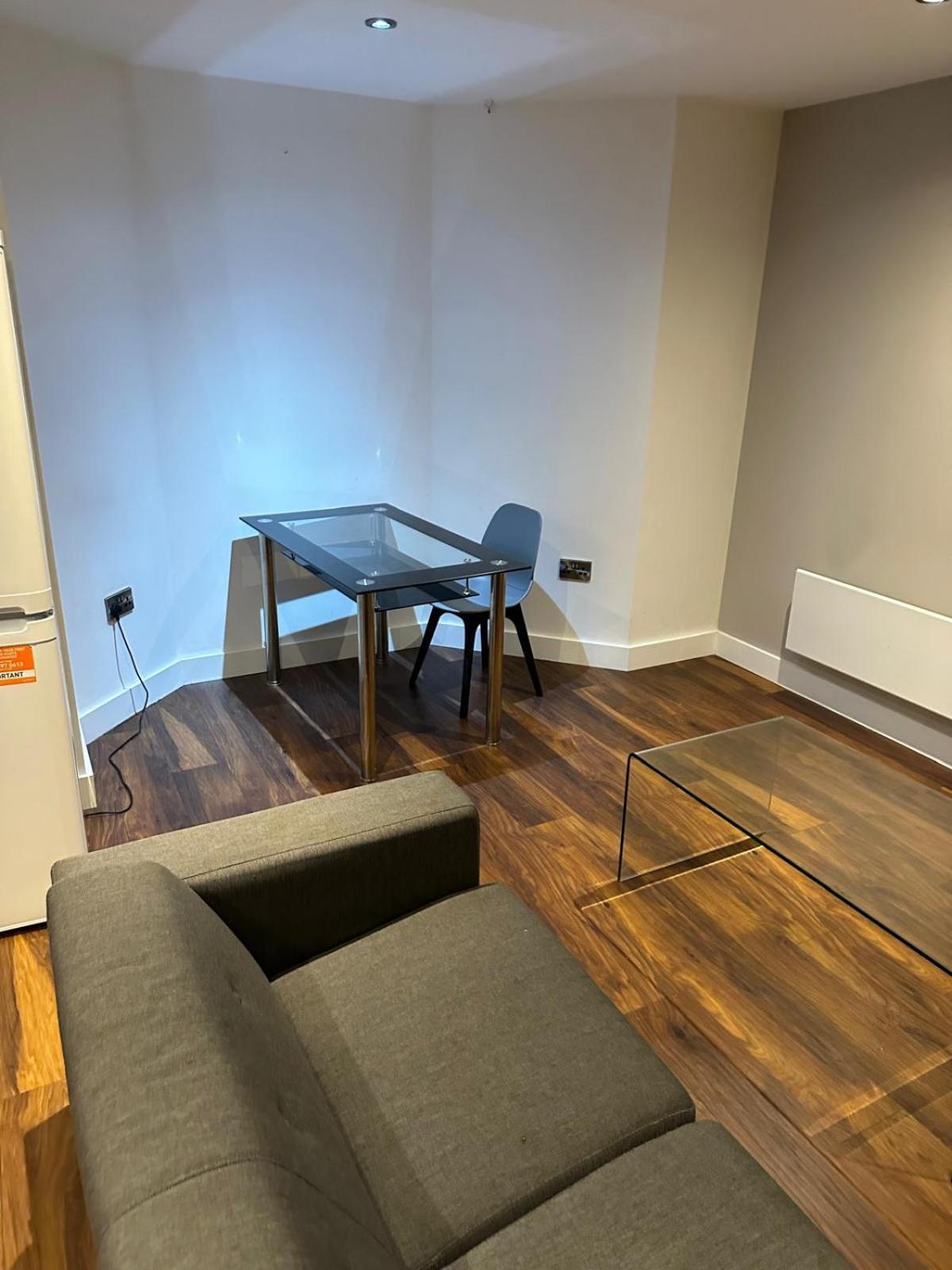 2 Bed Spacious Flat - Canal View Apartment Manchester